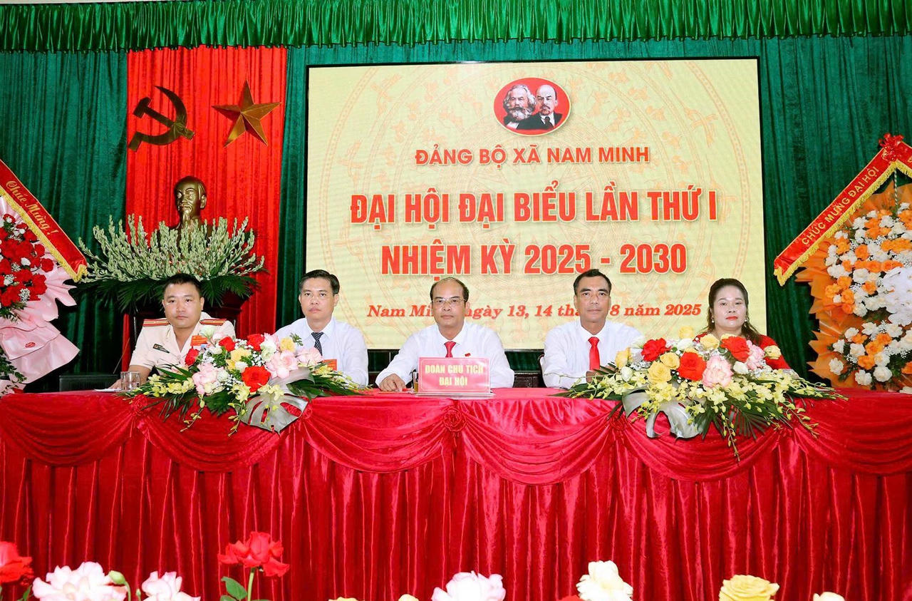 Đoàn Chủ tịch điều hành Đại hội đại biểu Đảng bộ xã Nam Minh lần thứ I, nhiệm kỳ 2025 - 2030.