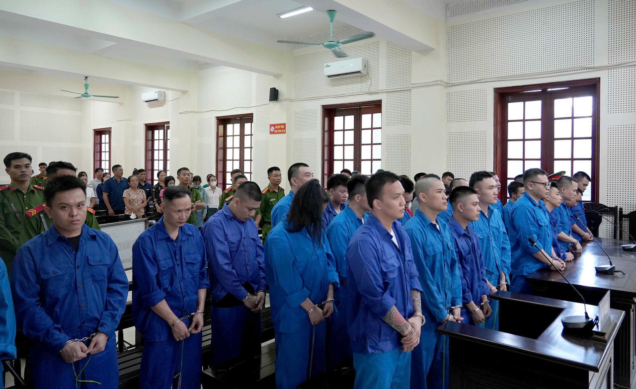 37 bị cáo nhận các bản án cho từng hành vi, vai trò của mình trong đường dây lừa đảo qua mạng.