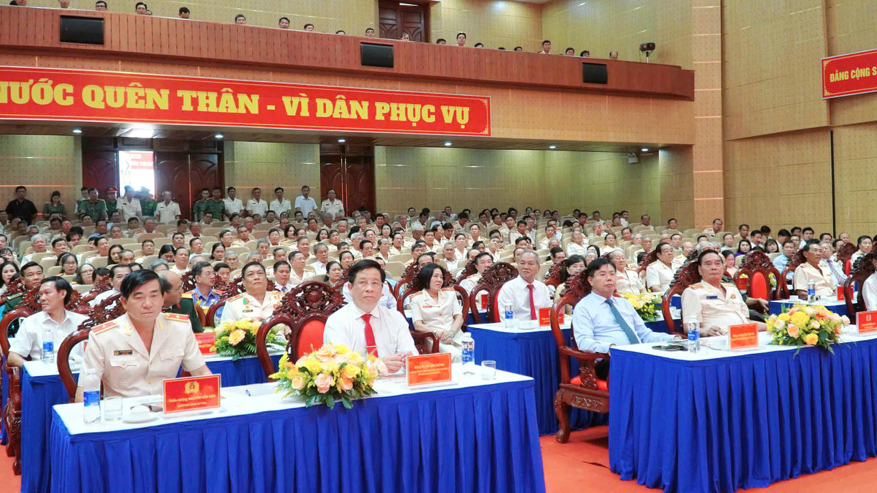 Các đại biểu tham dự buổi lễ.