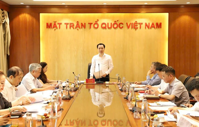 Ông Vũ Văn Tiến, Ủy viên Đoàn Chủ tịch, Trưởng Ban Tuyên giáo Ủy ban Trung ương MTTQ Việt Nam phát biểu tại cuộc làm việc (Ảnh: Tạp chí Mặt trận)
