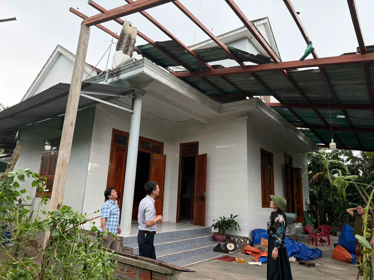 Lãnh đạo xã Tuyên Phú trực tiếp có mặt tại hiện trường để thăm hỏi, động viên các hộ dân bị ảnh hưởng.