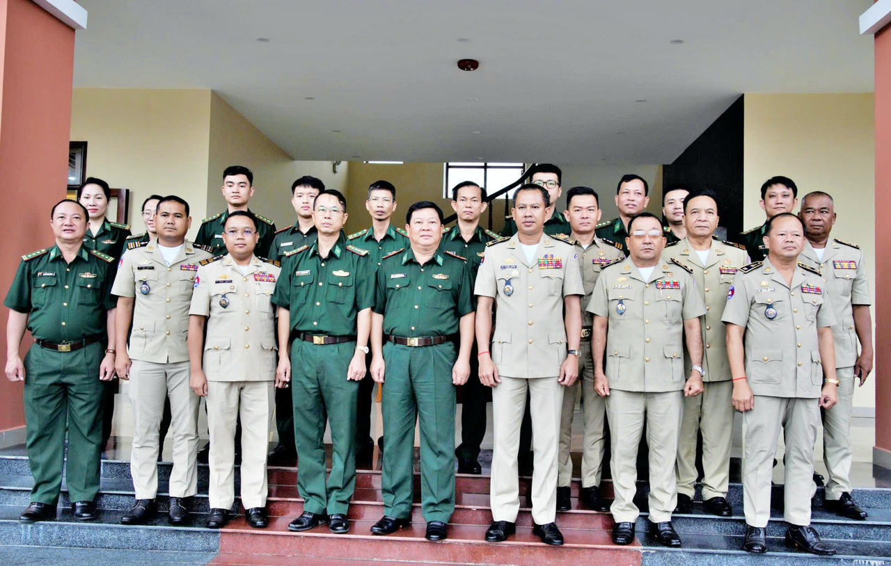 Đoàn cán bộ Ty Công an tỉnh Kandal chụp ảnh lưu niệm với cán bộ, chiến sĩ Ban Chỉ huy Bộ đội Biên phòng tỉnh An Giang.