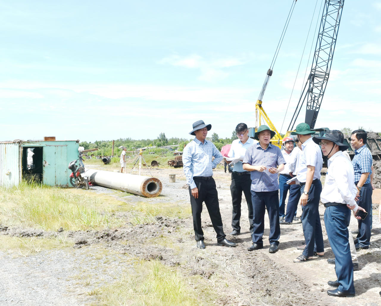 Tổ công tác số 02 kiểm tra thực tế Dự án Khu neo đậu tránh trú bão và Bến cá Cái Cùng thuộc xã Vĩnh Hậu.