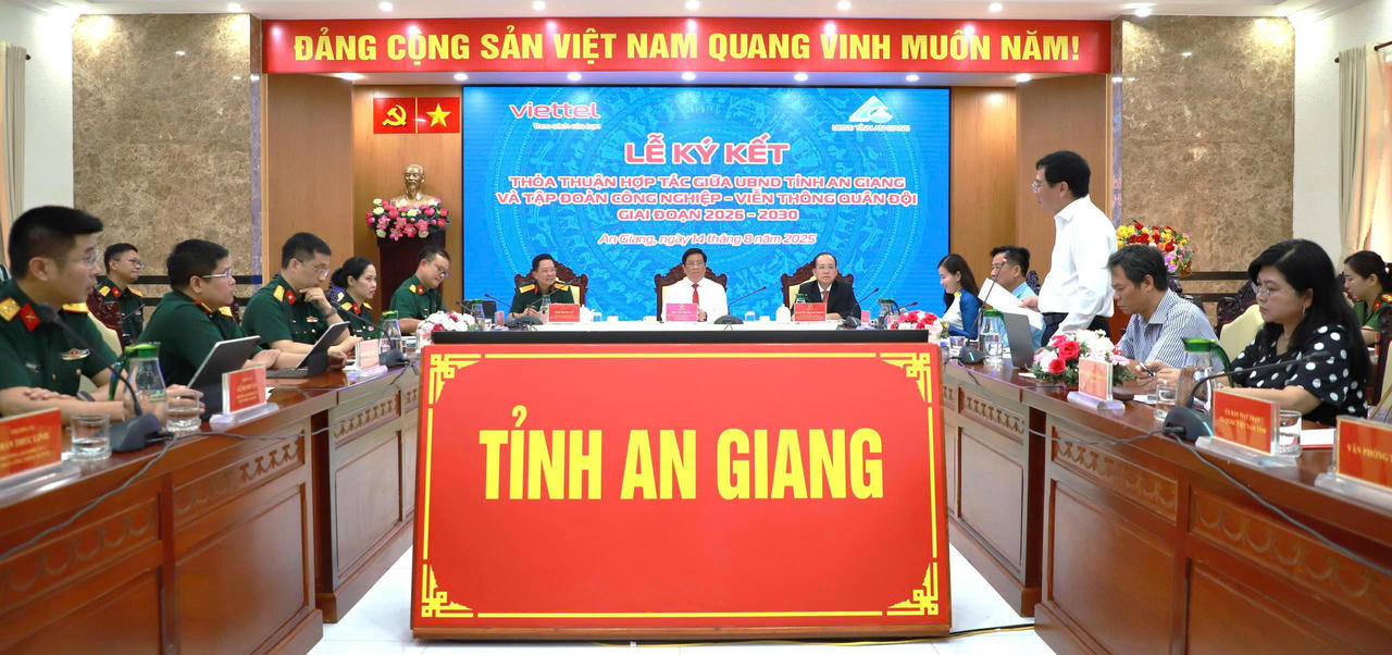 Toàn cảnh lễ ký kết. 