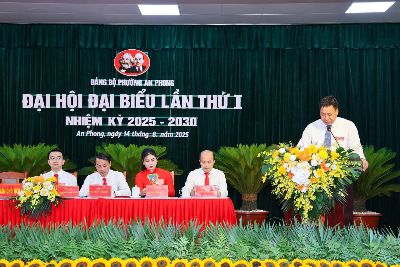 Chủ tịch UBND phường An Phong Lâm Văn Đạt phát biểu tại phiên trù bị.