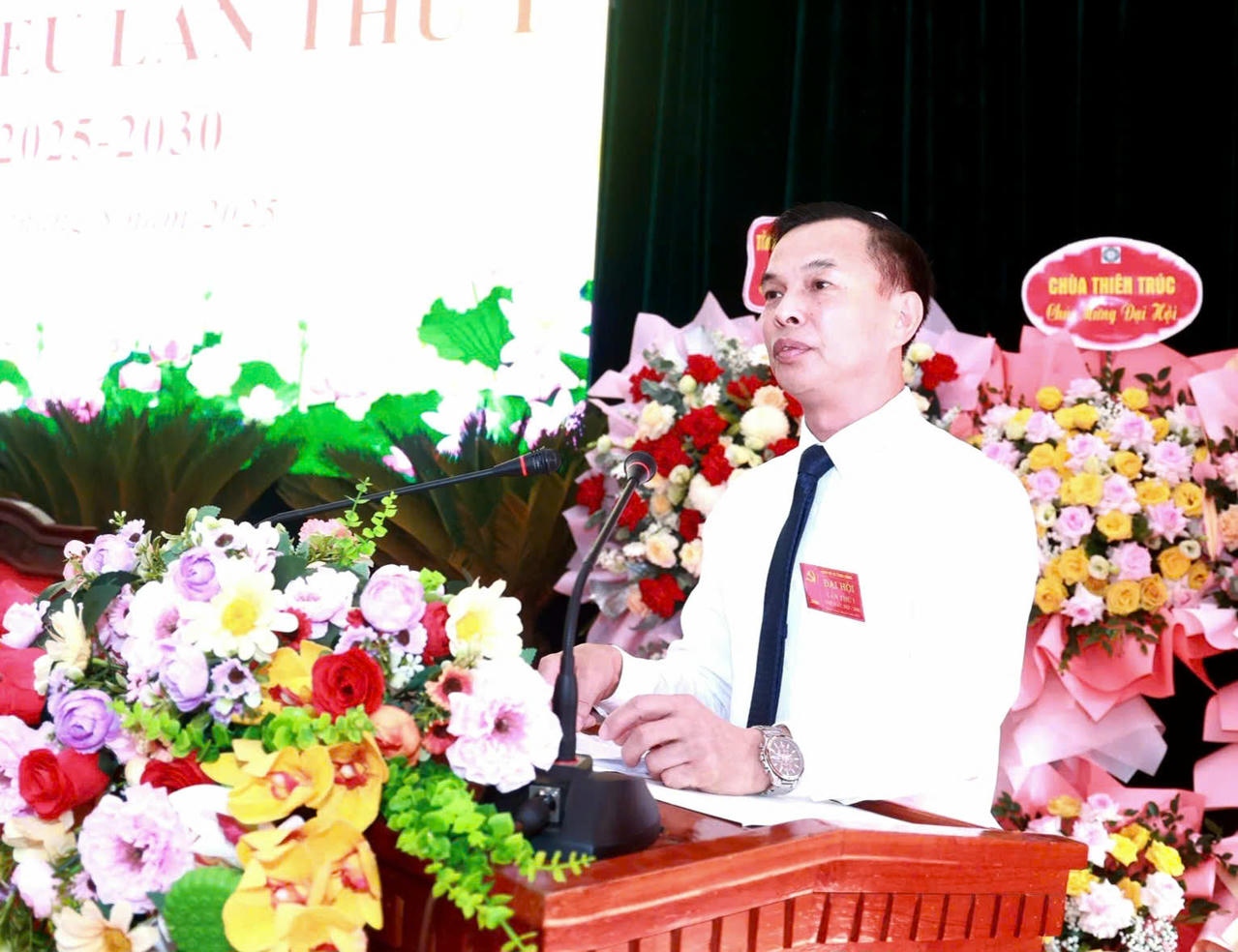 Ông Nguyễn Quang Úy, Bí thư Đảng ủy xã Tằng Loỏng phát biểu khai mạc Đại hội.