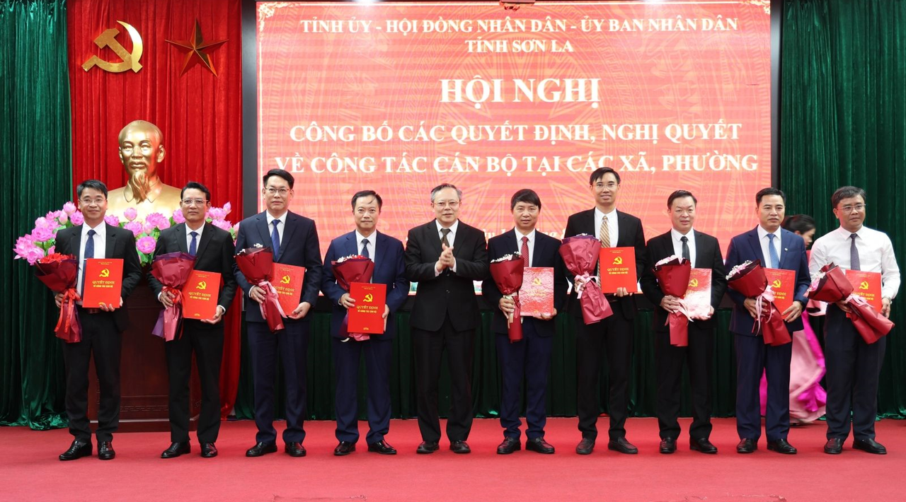Chủ tịch HĐND tỉnh Sơn La  Nguyễn Thái Hưng trao các nghị quyết chỉ định Chủ tịch HĐND cấp xã.