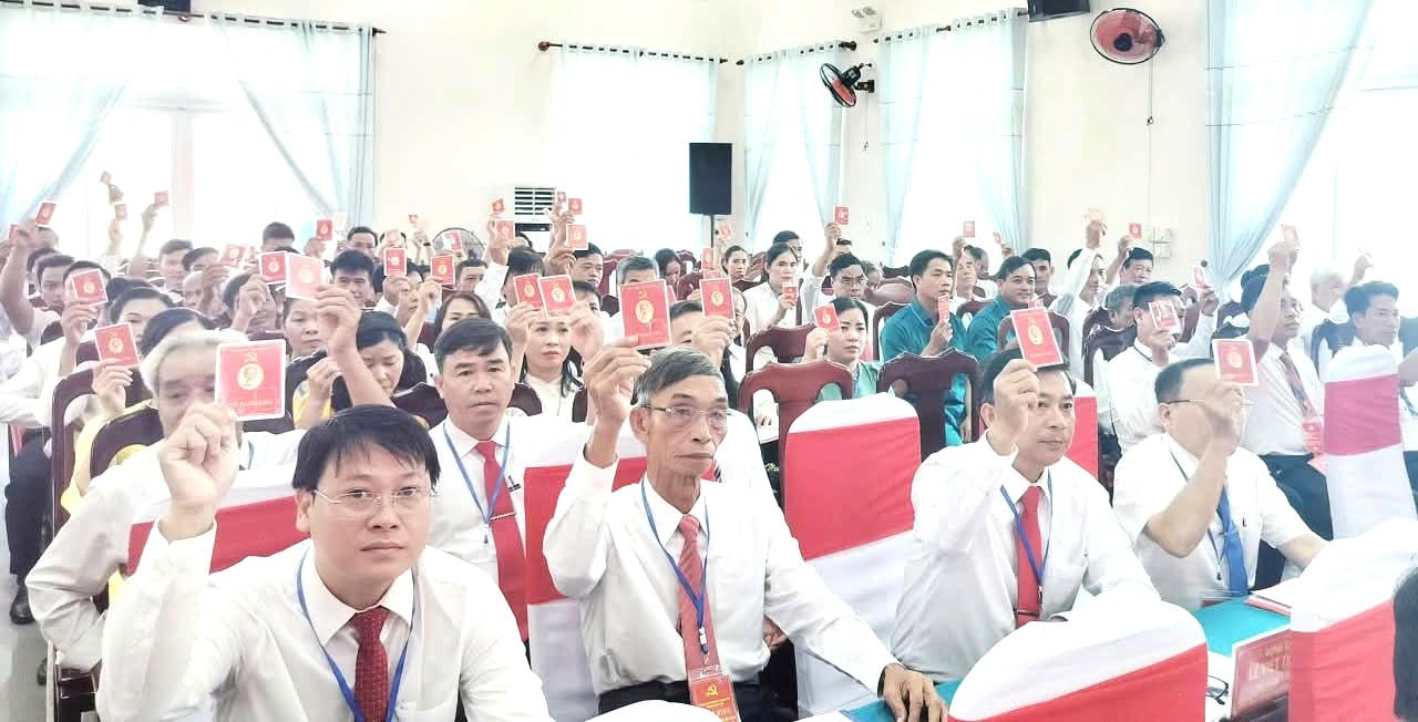 Các đại biểu biểu quyết thông qua nghị quyết.