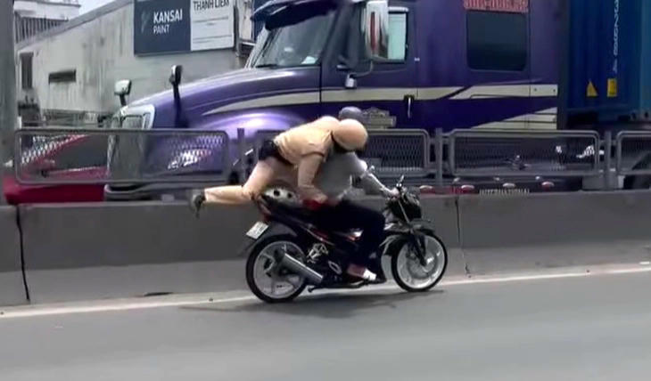 Truy tố nam thanh niên điều khiển xe máy bỏ chạy, buộc cảnh sát giao thông liều mình bám yên xe đuổi theo Truy tố nam thanh niên điều khiển xe máy bỏ chạy, buộc cảnh sát giao thông liều mình bám yên xe đuổi theo