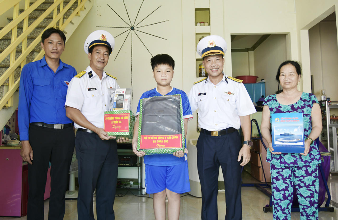 Em Trần Ngọc Duy (phường Đông Hải, Khánh Hòa) được Lữ đoàn 955 nhận đỡ đầu, tạo điều kiện để có cơ hội học tập tốt.