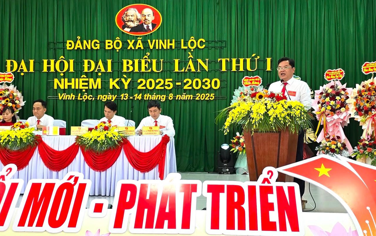 Bí thư Đảng ủy xã Vinh Lộc Nguyễn Trung Dương trình bày báo cáo tại Đại hội.