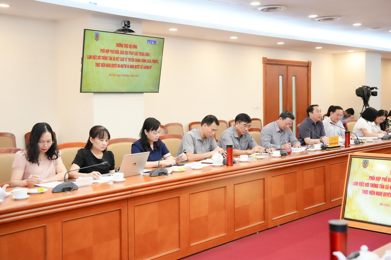 Các đại biểu tham dự buổi làm việc.