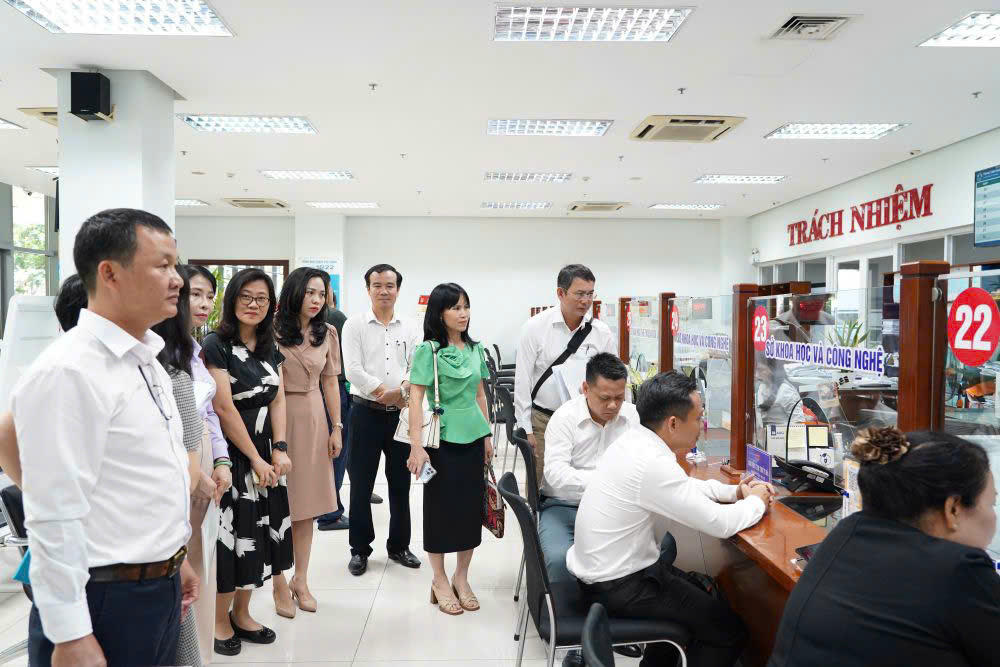 Đoàn công tác làm việc và khảo sát mức độ hài lòng của người dân thực hiện TTHC tại Trung tâm Phục vụ hành chính công TP Đà Nẵng. (Ảnh: Bộ KH&CN)