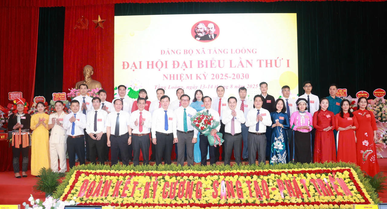 Ban Chấp hành Đảng bộ xã Tằng Loỏng nhiệm kỳ 2025 - 2030 ra mắt Đại hội.