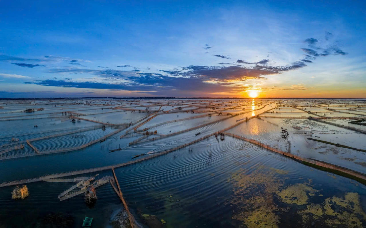 Đầm phá Tam Giang - đầm phá nước lợ lớn nhất Đông Nam Á, nên xã Đan Điền có nhiều lợi thế để phát triển du lịch, đặc biệt là du lịch cộng đồng và sinh thái. 