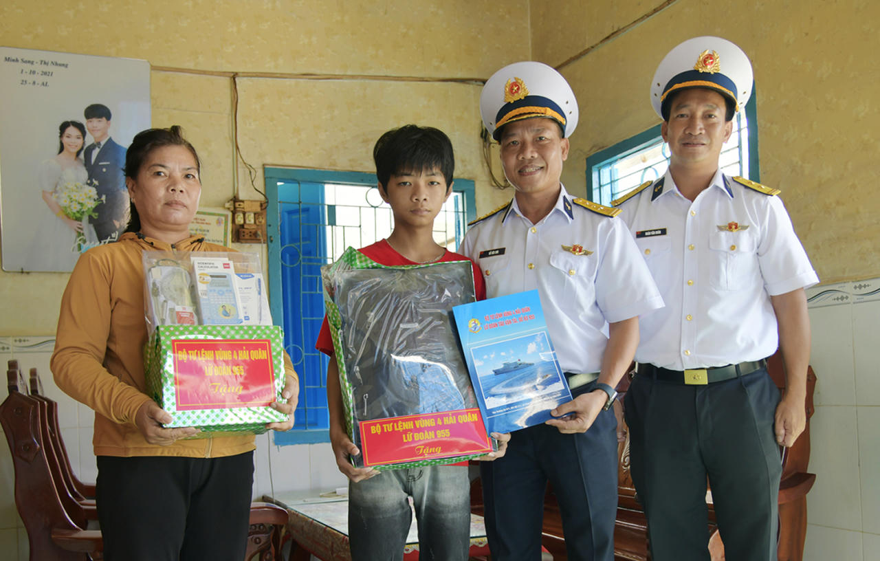 Lữ đoàn 955 Hải quân: Nâng bước con ngư dân đến trường