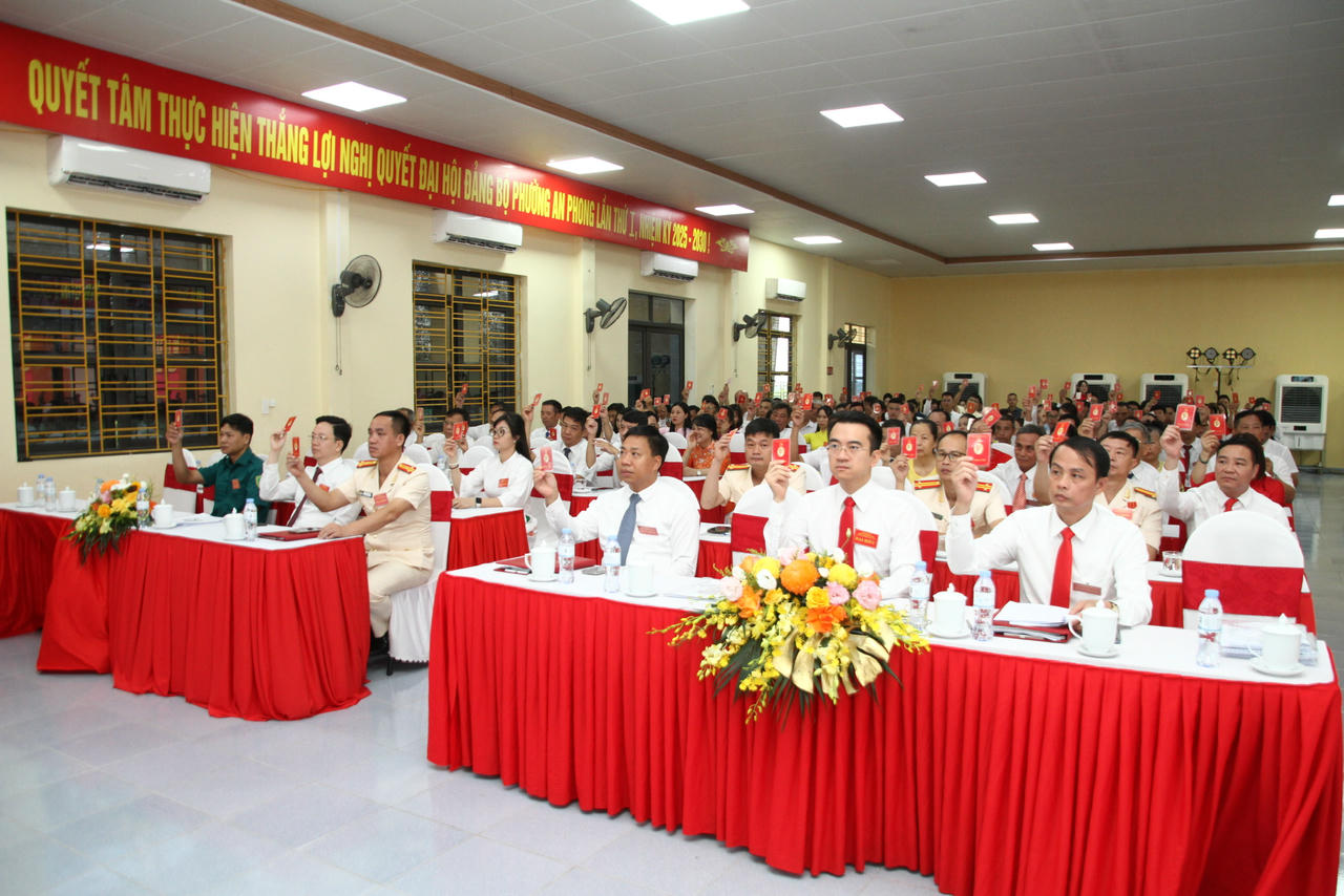 Các đại biểu biểu quyết thông qua nội quy, quy chế làm việc Đại hội.