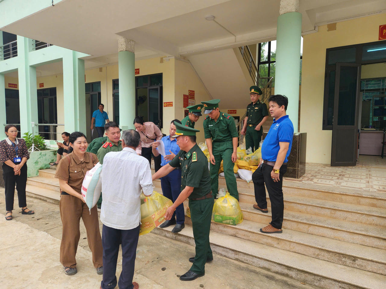 Trước tình hình mưa lướn, sạt lở gây thiệt hại cho người dân, Đồn Biên phòng Mường Lạn/ Ban Chỉ huy Bộ đội Biên phòng tỉnh Sơn La đã phối hợp với các tổ chức đoàn thể hỗ trợ người dân kịp thời, kịp lúc.