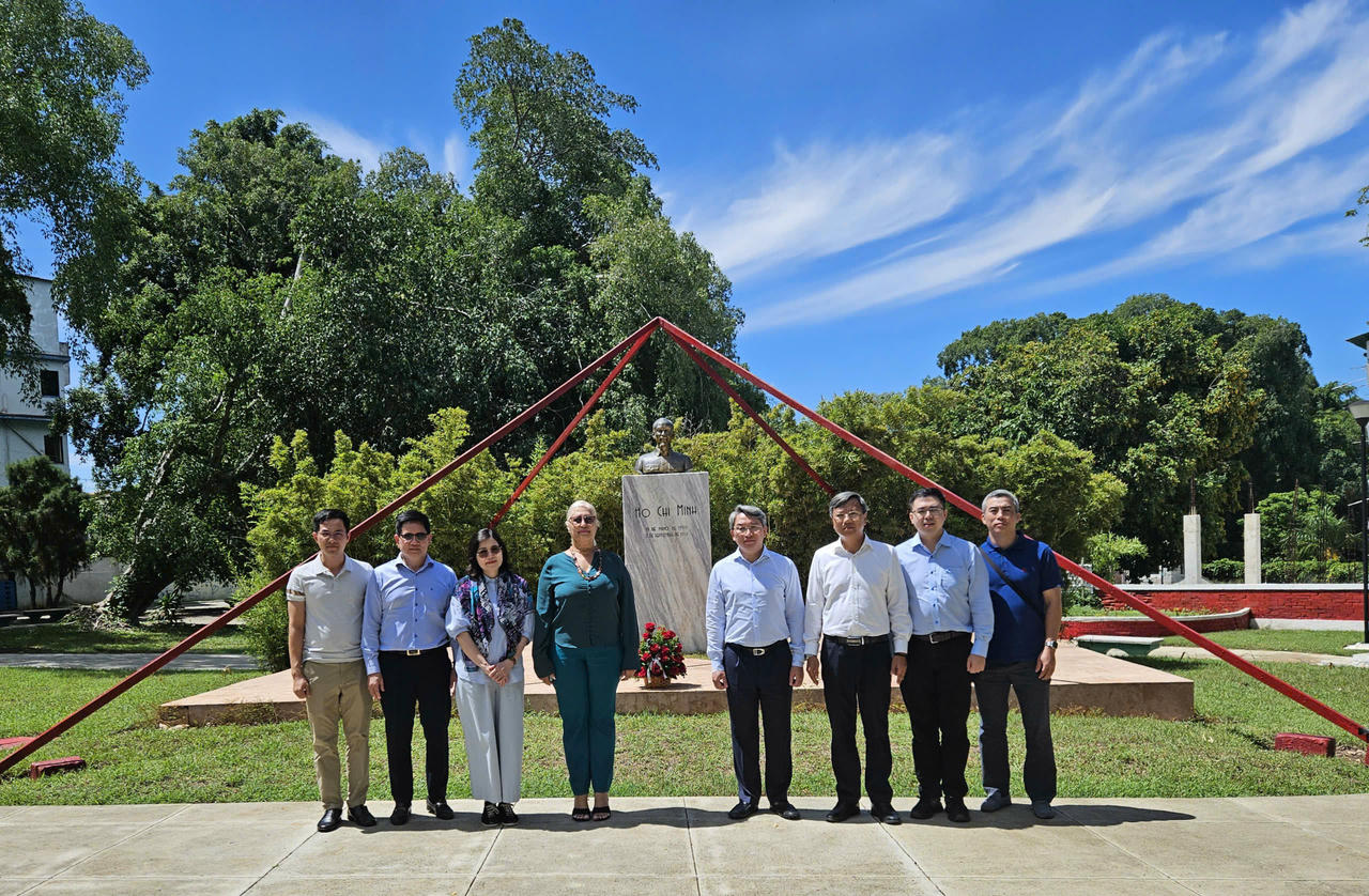 Bộ trưởng Nguyễn Hải Ninh và Đoàn công tác đến dâng hoa tưởng niệm tại tượng đài Chủ tịch Hồ Chí Minh tại công viên mang tên Người ở thủ đô La Habana