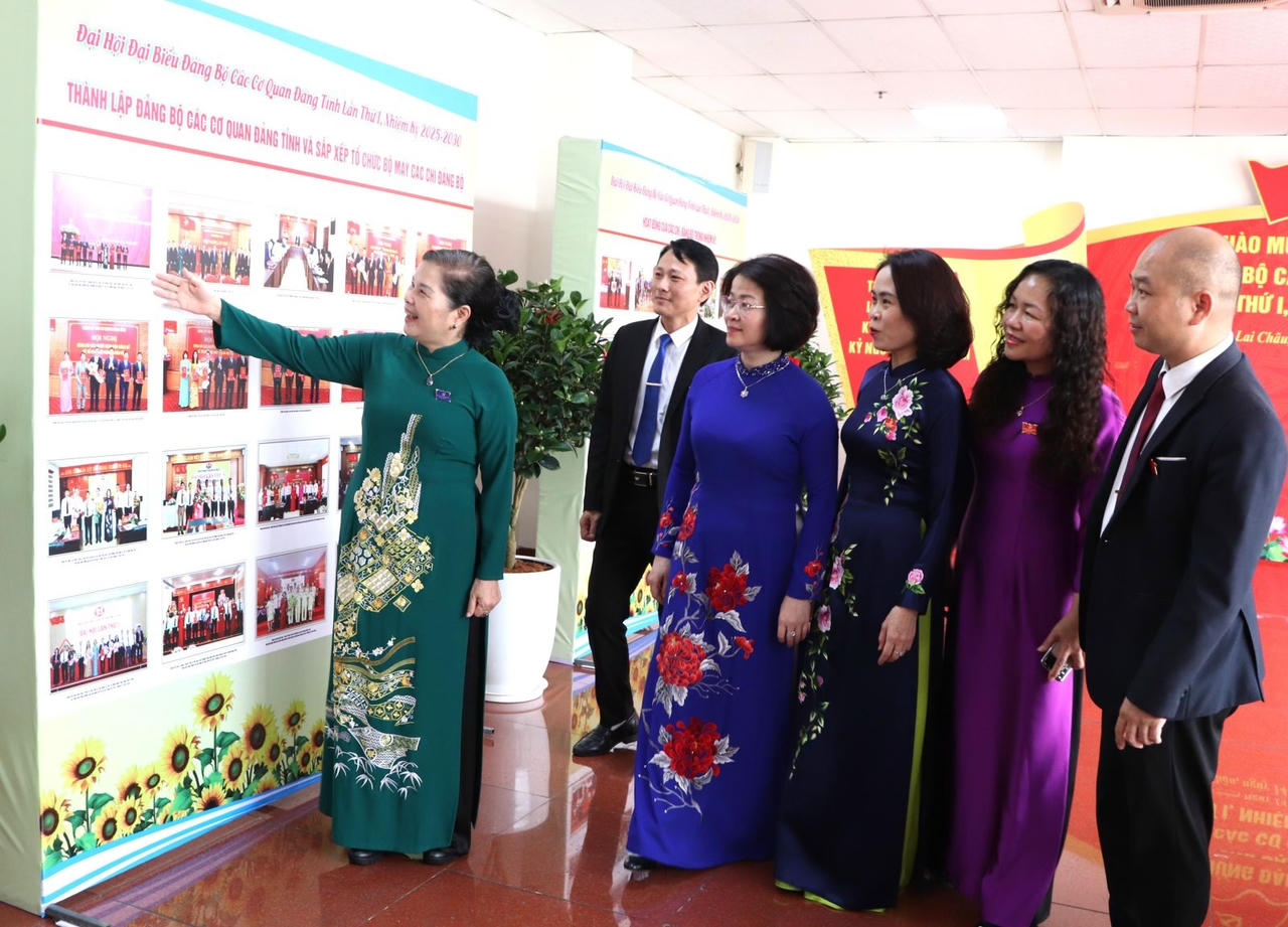 Đại biểu xem triển lãm ảnh bên thềm Đại hội.