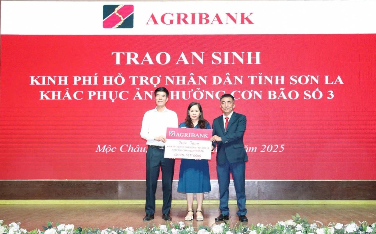 Ngày 09/8/2025, Agribank trao 2 tỷ đồng hỗ trợ nhân dân tỉnh Sơn La khắc phục hậu quả bão lũ. Ảnh: Agribank