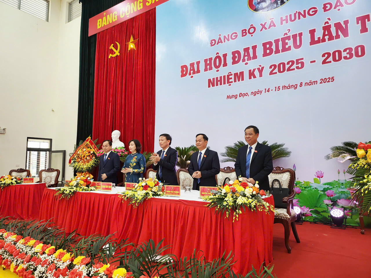 Đoàn Chủ tịch Đại hội đại biểu Đảng bộ xã Hưng Đạo, TP. Hà Nội lần thứ I, nhiệm kỳ 2025 - 2030.