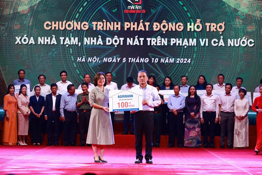 Agribank trao ủng hộ 100 tỷ đồng hỗ trợ tại Chương trình phát động hỗ trợ xóa nhà tạm, nhà dột nát.