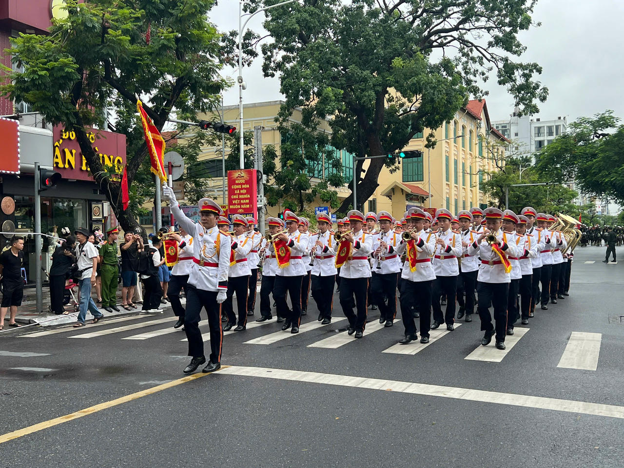 Đoàn quân nhạc diễu hành qua tuyến đường Nguyễn Đức Cảnh.