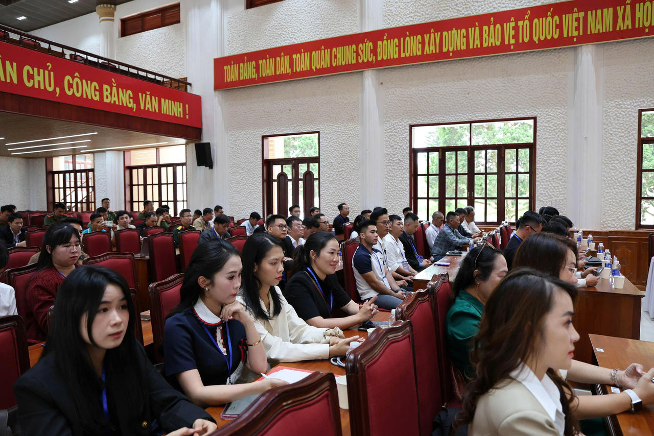Đại diện các trang, hội nhóm trên không gian mạng tham gia Hội nghị.