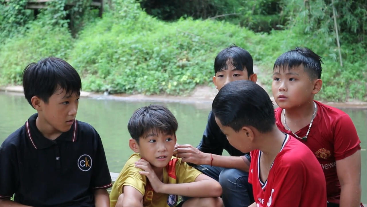 Các em nhỏ bản Lũy Ải ngồi trò chuyện sau buổi tắm suối. Ảnh: Hoàng Phương và cộng sự.
