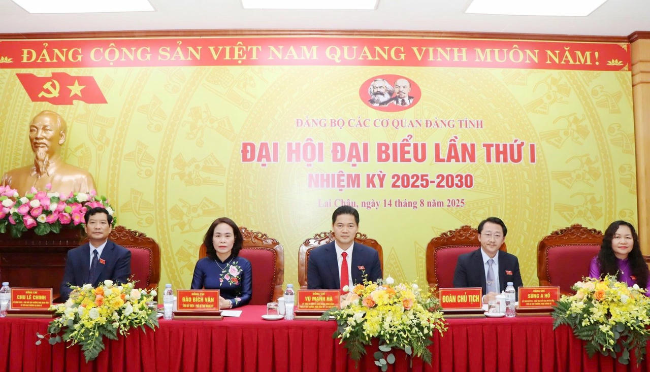 Đoàn Chủ tịch điều hành Đại hội.