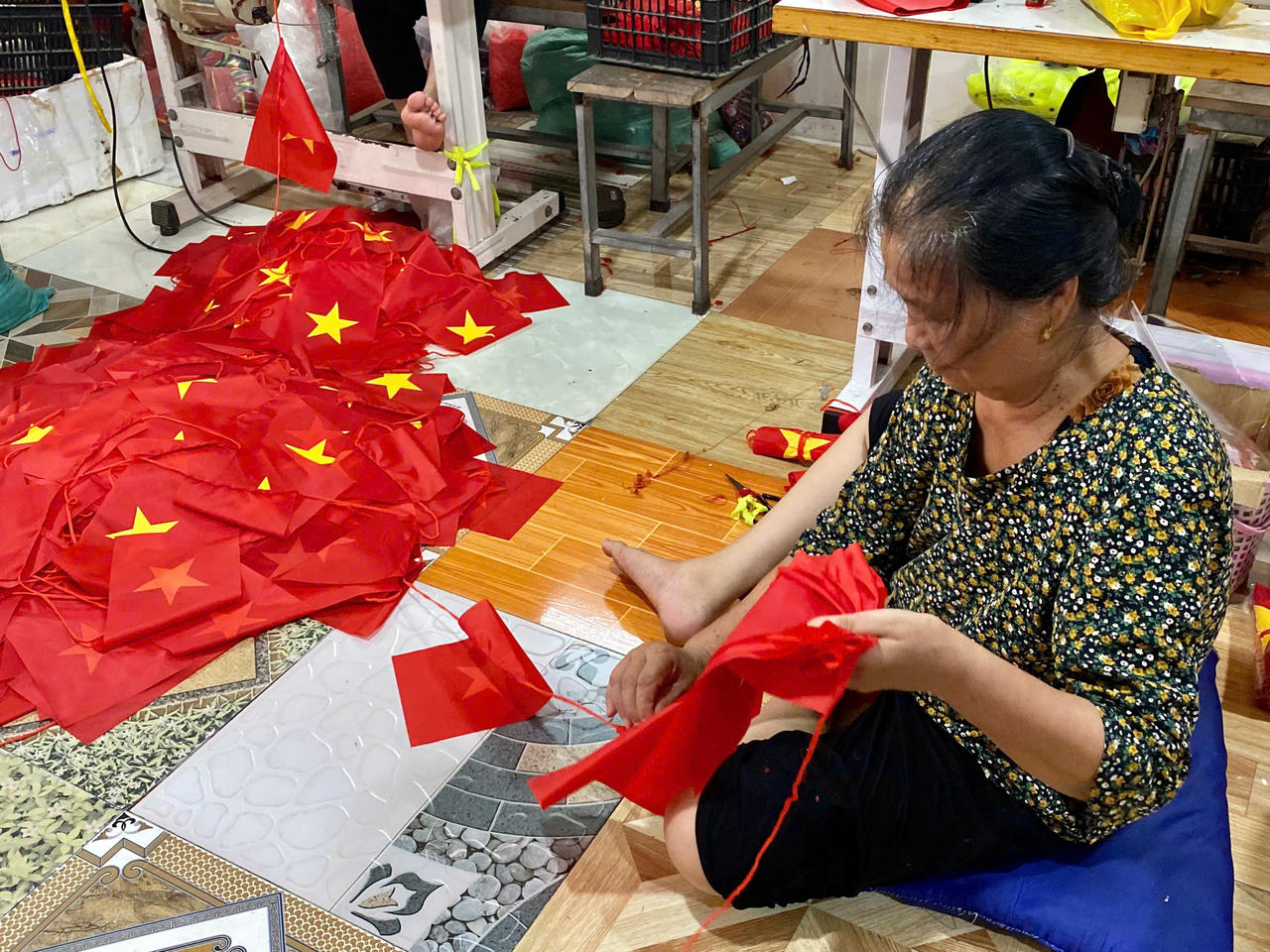 Nhiều người lớn tuổi trong vùng cũng tham gia sản xuất cờ Tổ quốc