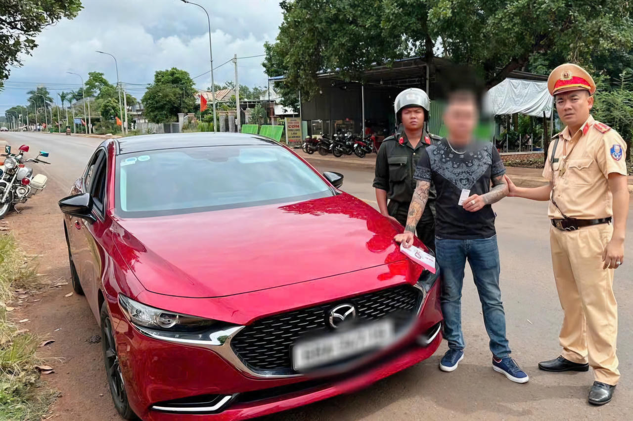 Tài xế điều khiển xe ô tô chạy quá tốc độ và dương tính với ma tuý.