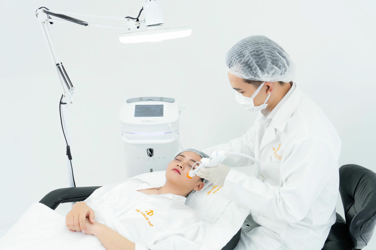  Chị Lan trải nghiệm liệu trình trẻ hóa da tại Viện thẩm mỹ DIVA với công nghệ Laser Helios III hạn chế xâm lấn, an toàn và hiệu quả
