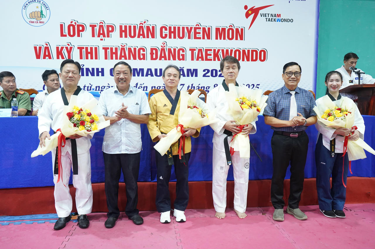 Liên đoàn Võ thuật tỉnh Cà Mau tặng hoa chúc mừng Ban Giảng huấn của Liên đoàn Taekwondo Việt Nam.