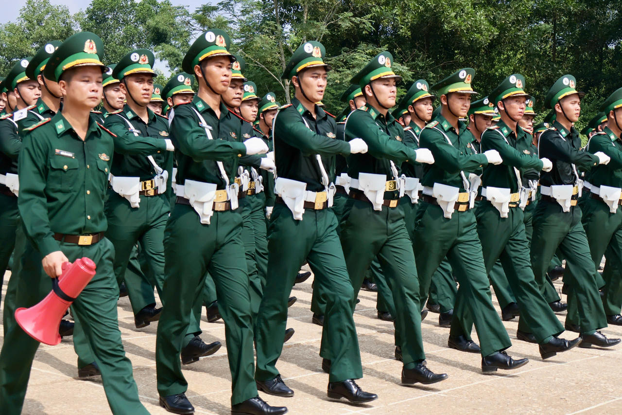 Trên thao trường, lực lượng sĩ quan Bộ đội Biên phòng hăng say luyện tập đội hình chuẩn bị cho ngày hội lớn của dân tộc. (Ảnh: PV)