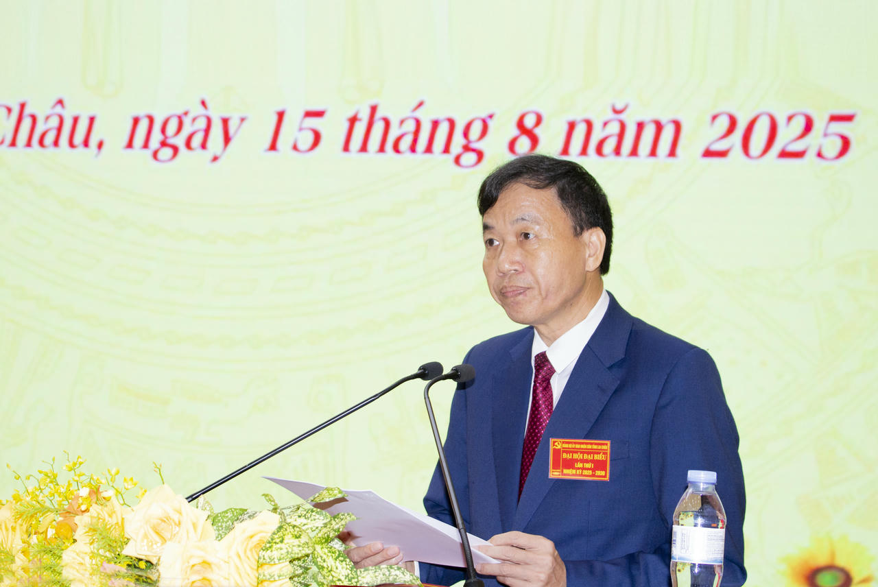 Ông Lê Văn Lương, Chủ tịch UBND tỉnh, Bí thư Đảng ủy UBND tỉnh Lai Châu phát biểu khai mạc Đại hội.