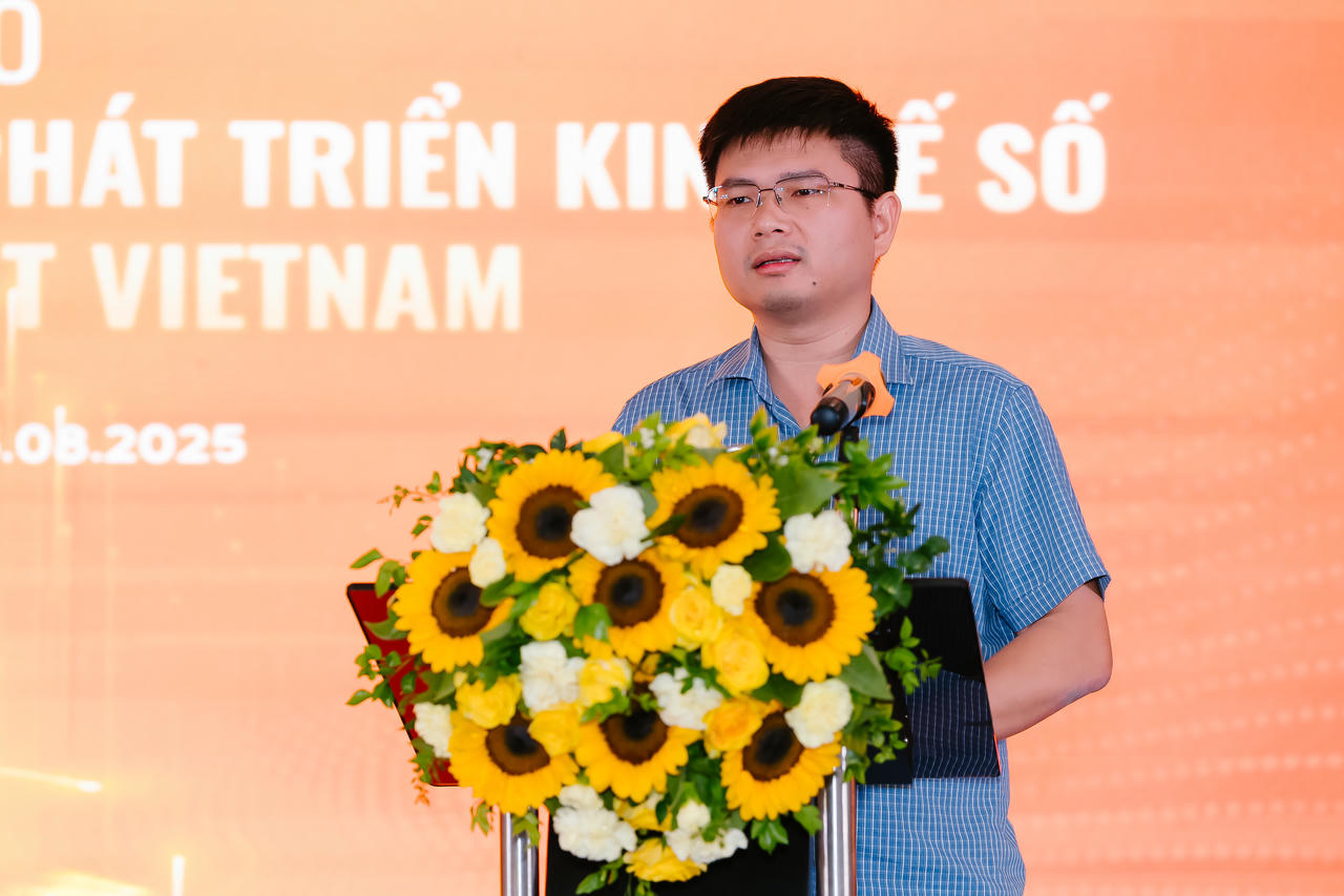 Thiếu tá Đào Đức Triệu - Giám đốc Trung tâm Sáng tạo, khai thác dữ liệu, Trung tâm Dữ liệu quốc gia (Bộ Công an), Tổng Thư ký Hiệp hội Dữ liệu quốc gia phát biểu tại hội thảo.