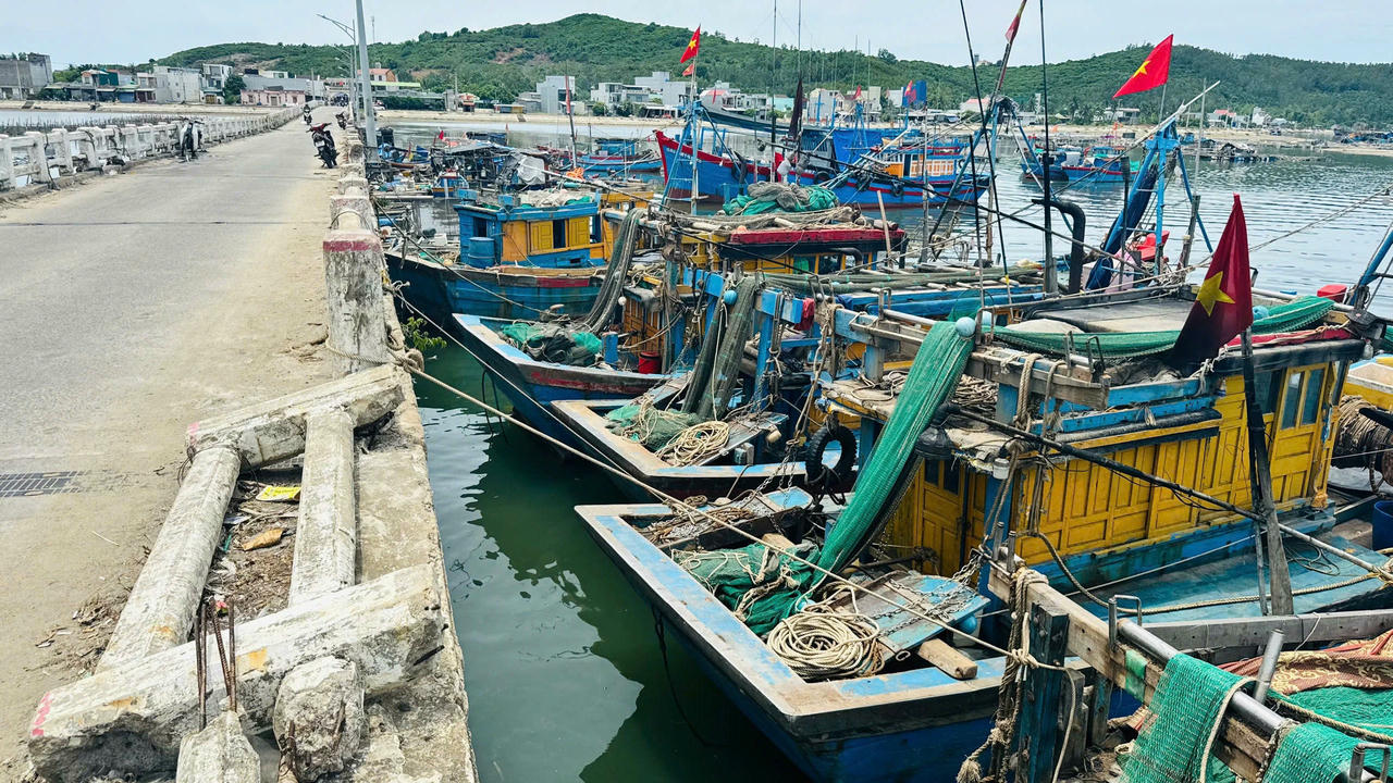 Mỗi ngày có hàng chục tàu cá neo đậu vào cầu Thạnh Đức vốn đã xuống cấp.