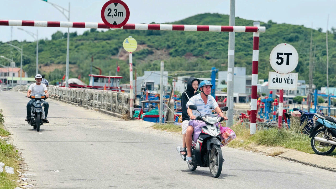 Cầu Thạnh Đức xuống cấp, chính quyền địa phương lắp đặt cảnh báo tại 2 đầu cầu. (Ảnh: Phạm Anh).