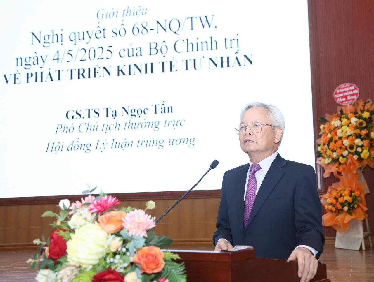 GS. TS Tạ Ngọc Tấn - Phó Chủ tịch Thường trực Hội đồng Lý luận Trung ương phát biểu tại Tọa đàm