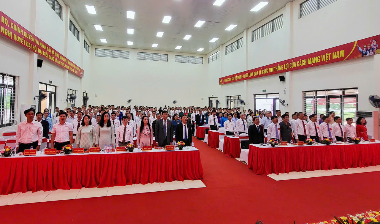 Các đại biểu dự Đại hội làm lễ chào cờ.