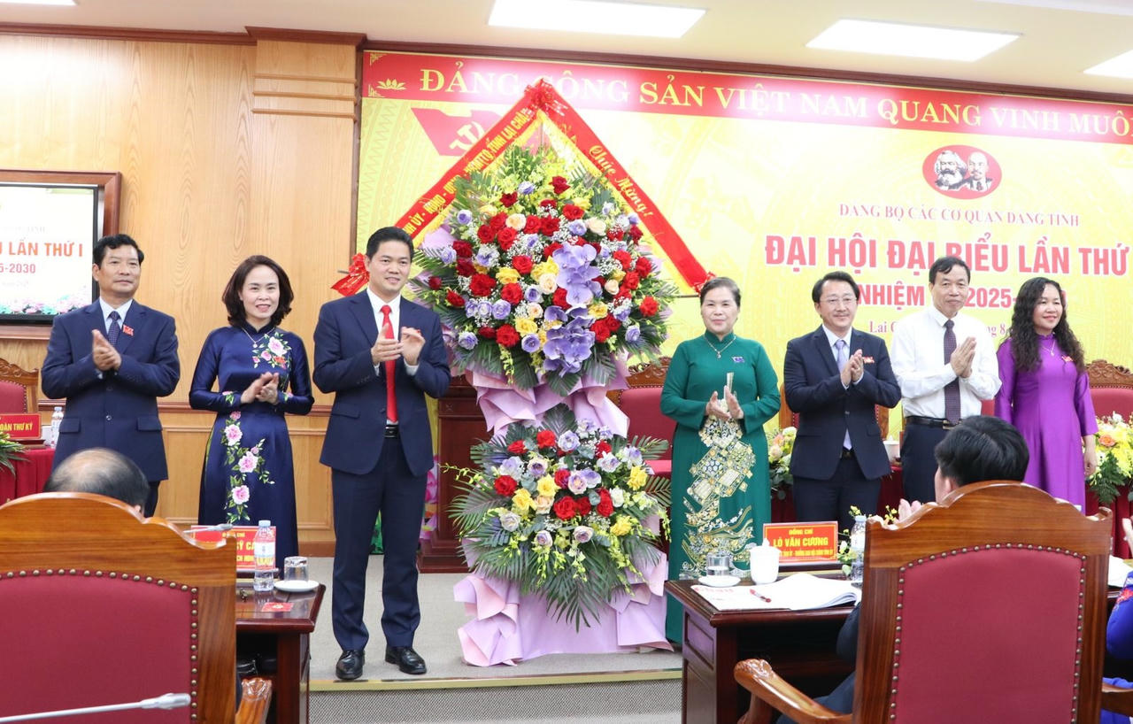 Bà Giàng Páo Mỷ, Bí thư Tỉnh ủy, Chủ tịch HĐND tỉnh, Trưởng Đoàn đại biểu Quốc hội tỉnh; và Lê Văn Lương, Chủ tịch UBND tỉnh tặng hoa chúc mừng Đại hội.