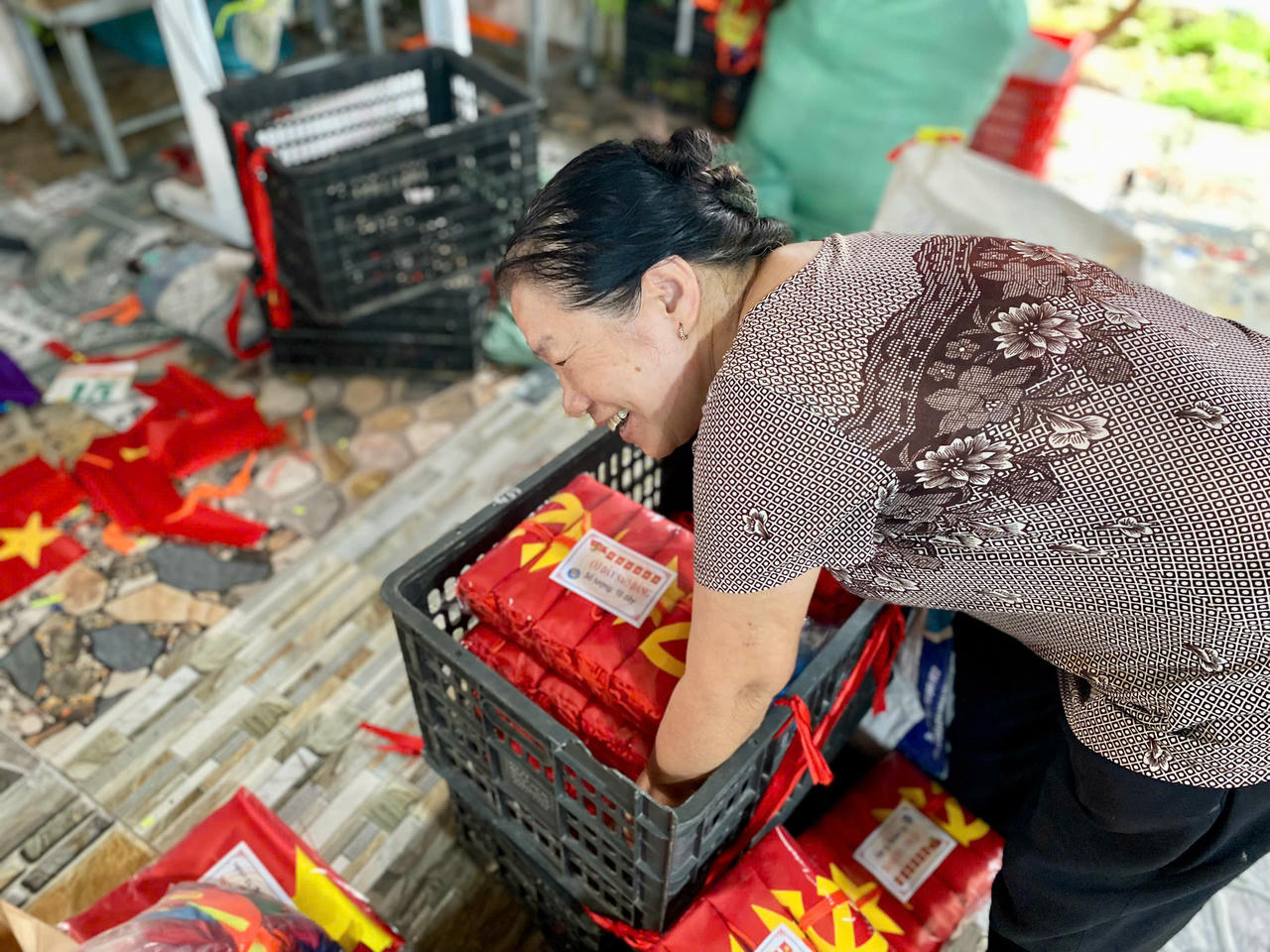 Những công đoạn cuối cùng trước khi những lá cờ được giao đến các đại lý.