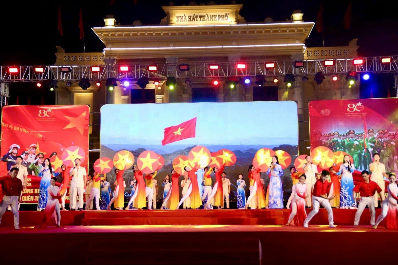 Tiết mục nghệ thuật viết về lực lượng Công an đem lại nhiều cảm xúc cho khản giả.