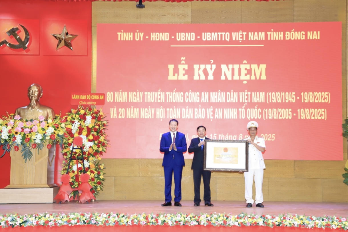 Ông Vũ Hồng Văn, Bí thư Tỉnh uỷ trao Quyết định công nhận Di tích lịch sử cấp Tỉnh cho Căn cứ Ban An ninh miền Đông Nam Bộ.