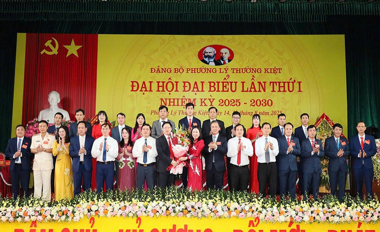 Bà Đinh Thị Lụa - Phó Bí thư Thường trực Tỉnh ủy Ninh Bình tặng hoa chúc mừng Ban chấp hành Đảng bộ phường Lý Thường Kiệt nhiệm kỳ 2025-2030 (Ảnh: Đào Phương)