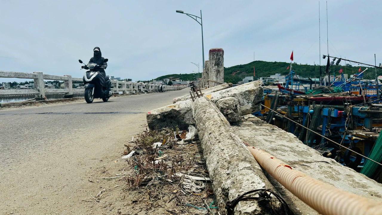 Sau hơn 20 năm khai thác, cầu Thạnh Đức đang trong tình trạng xuống cấp, tiềm ẩn nguy cơ mất an toàn. (Ảnh: Phạm Anh).