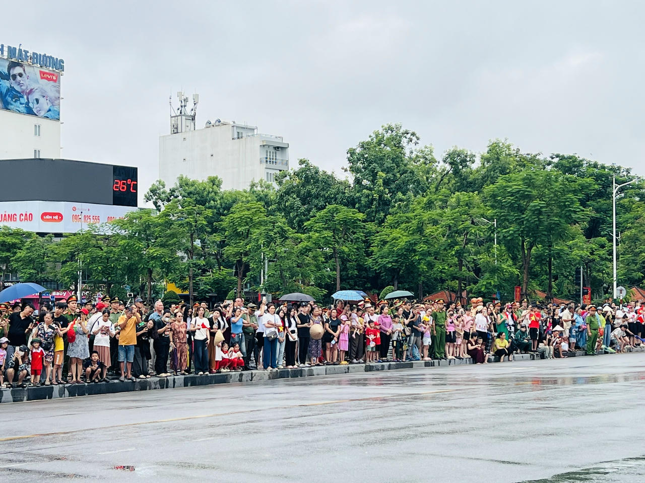 Đông đảo người dân tham dự, ghi lại khoảnh khắc sự kiện.