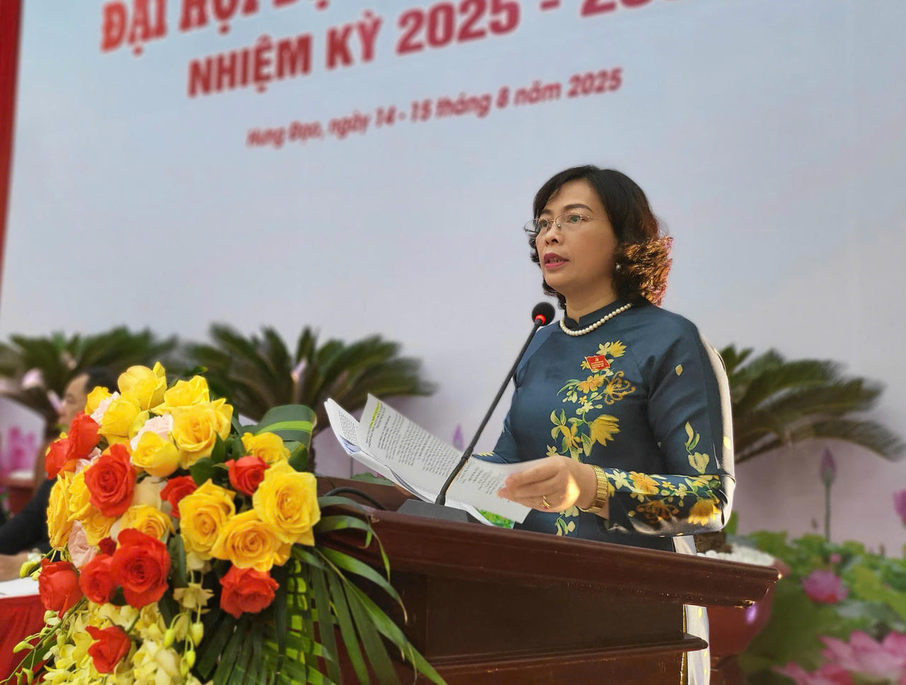 Đồng chí Phạm Thị Thanh Huyền - Phó Bí thư Thường trực trình bày báo cáo tổng hợp ý kiến đóng góp vào dự thảo các văn kiện trình Đại hội 14 của Đảng; Báo cáo chính trị trình Đại hội lần thứ XVIII Đảng bộ TP Hà Nội.
